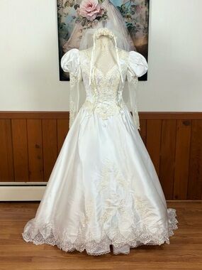Beautiful Vintage 90s Wedding Gown & Veil